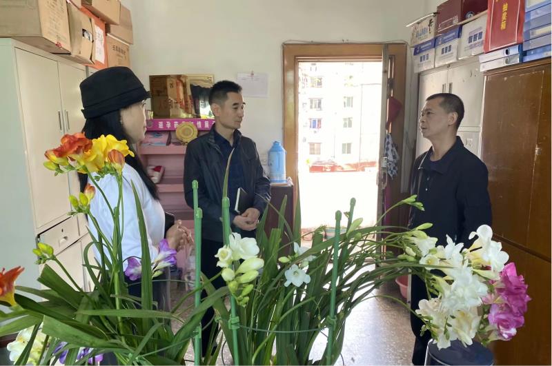 市總工會經(jīng)保部領(lǐng)導(dǎo)檢查工作.jpg 市總工會經(jīng)保部領(lǐng)導(dǎo)檢查工作.jpg